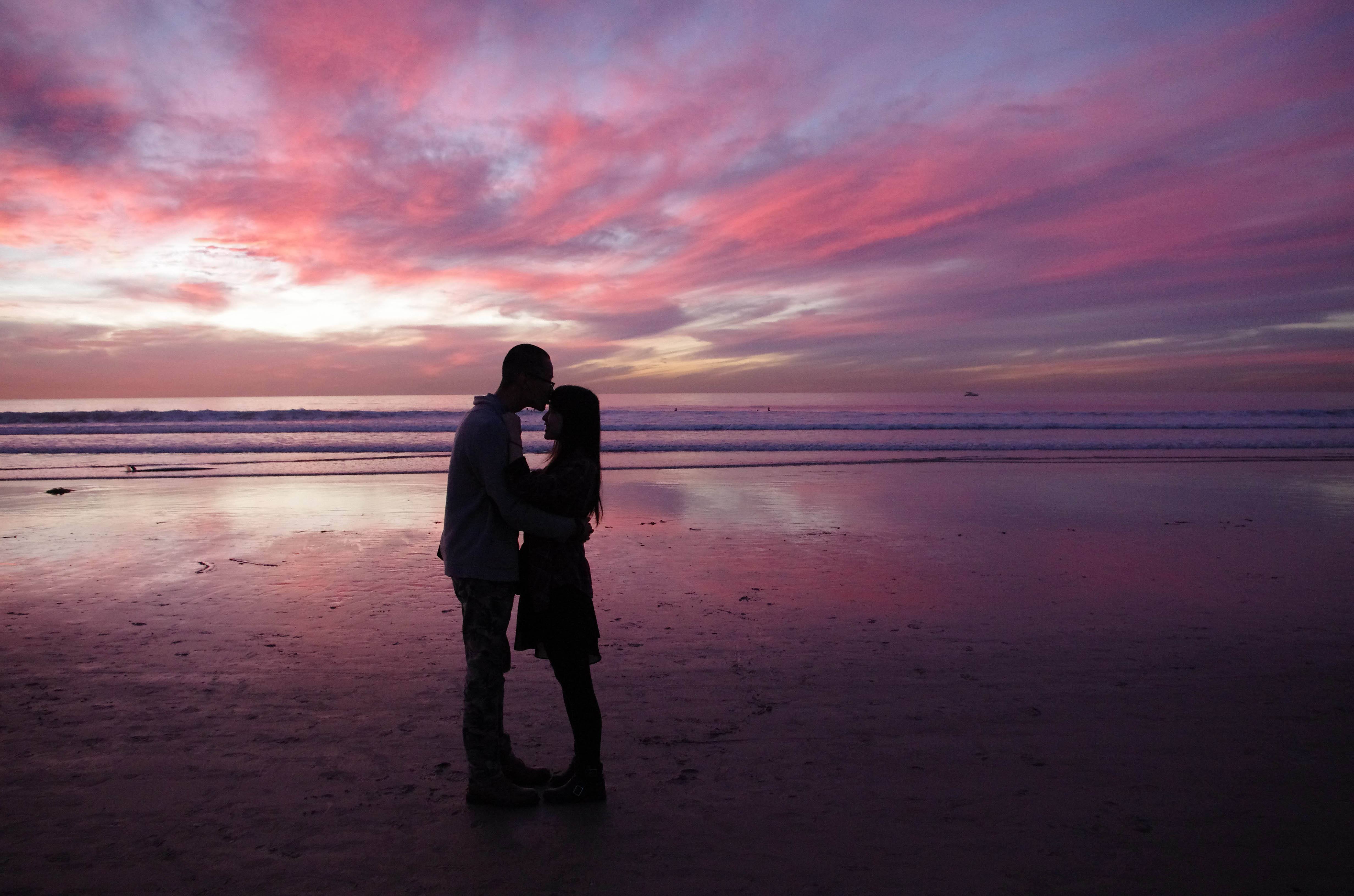 鲍威尔称美联储或需调整政策立场 市场解读为降息信号